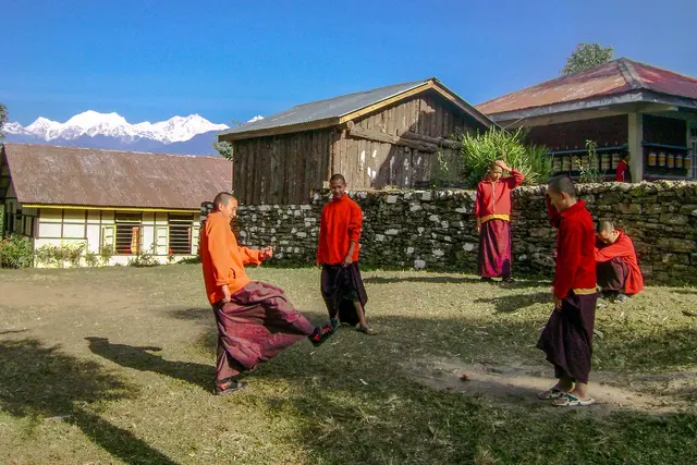 Walk to Lhuentse Gompa